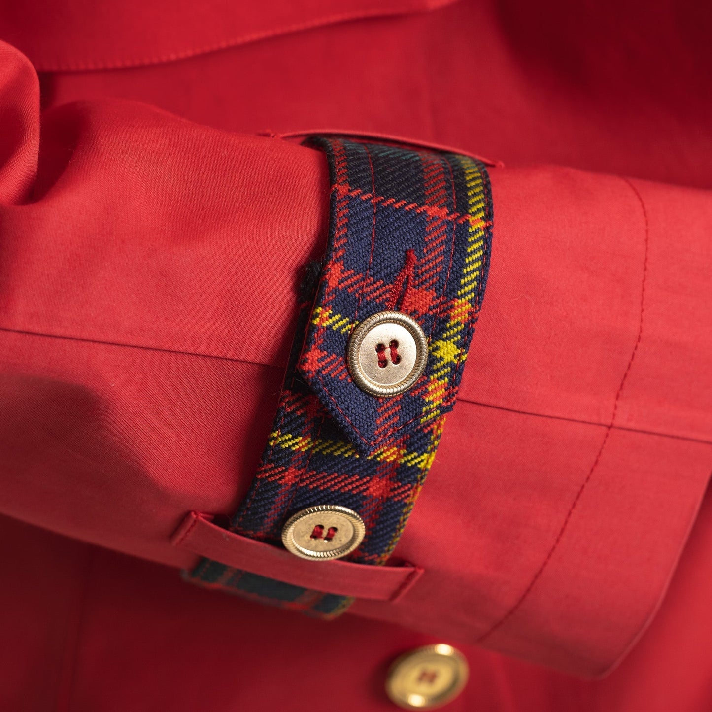 The blair trench - pillar box red / modern gordon tartan